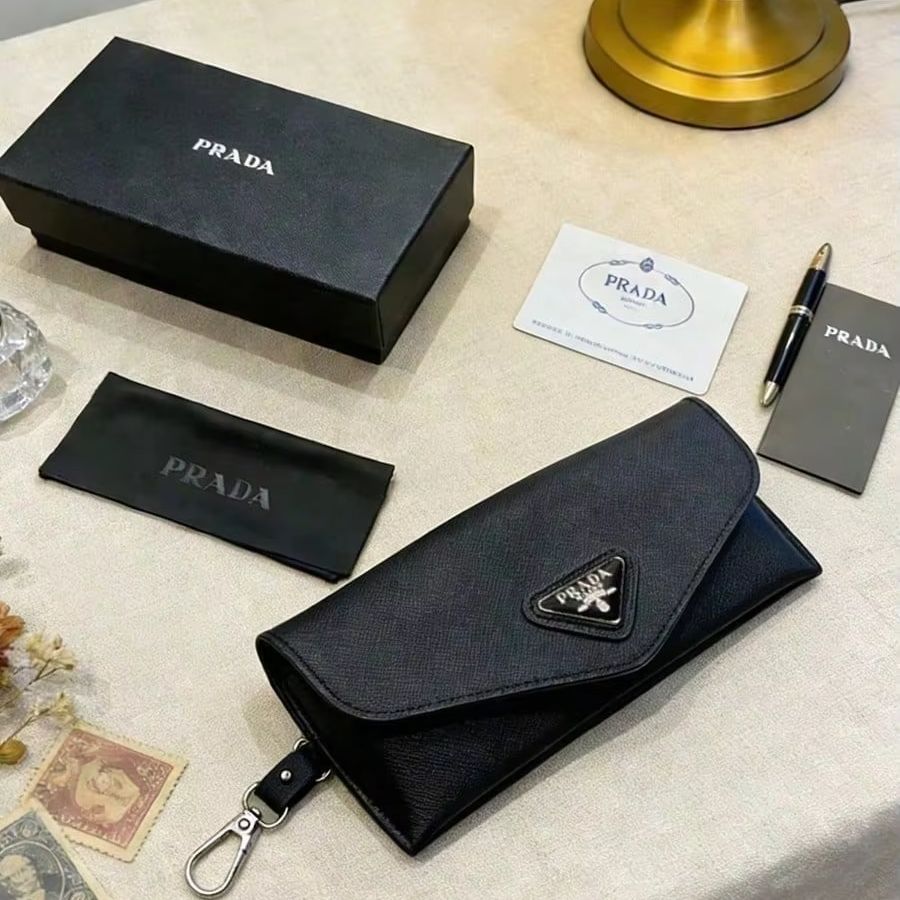 Étui à lunettes Prada en cuir  - Women Bags Prada avis et prix